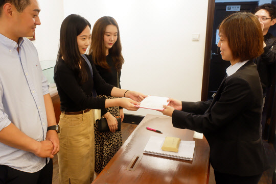 호반그룹 관계자가 임시정부수립 100주년을 맞아 상하이 임시정부 청사에 기부금 300만원을 전달하고 있다. <호반그룹 제공>